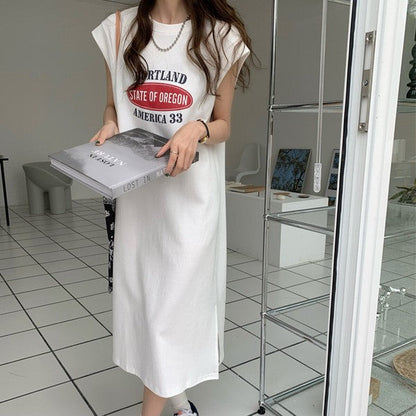 Mikonosublue Storeのロゴ入りフレンチスリーブTシャツワンピース。ゆったりとしたシルエットでサイドスリット入りのグレー系ロング丈。