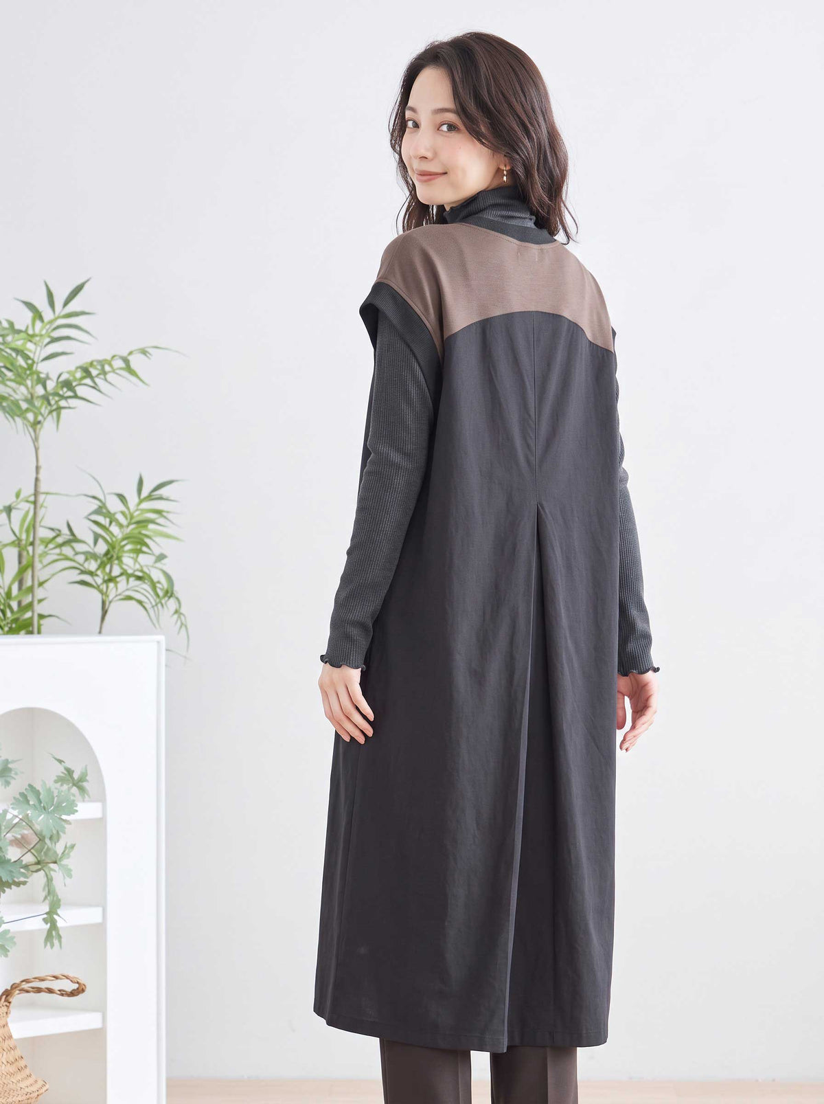 Mikonosublue Storeの異素材切り替えロングワンピース。ブラックとブラウンの配色でバックタック入りのAラインシルエット。