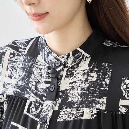 Mikonosublue Storeのモノトーンアート柄バンドカラーワンピース。首元とフロントボタンのディテール。
