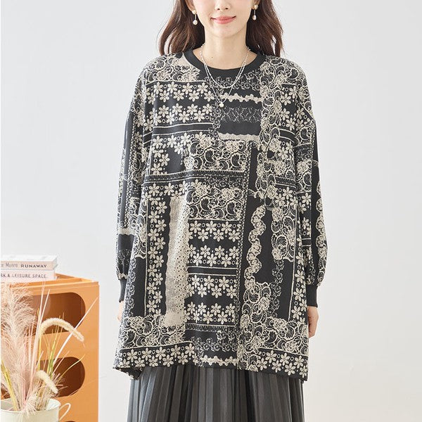Mikonosublue Storeのモノトーン花柄パッチワーク風チュニック。ゆったりとしたシルエットで体型カバーも叶う長袖プルオーバー