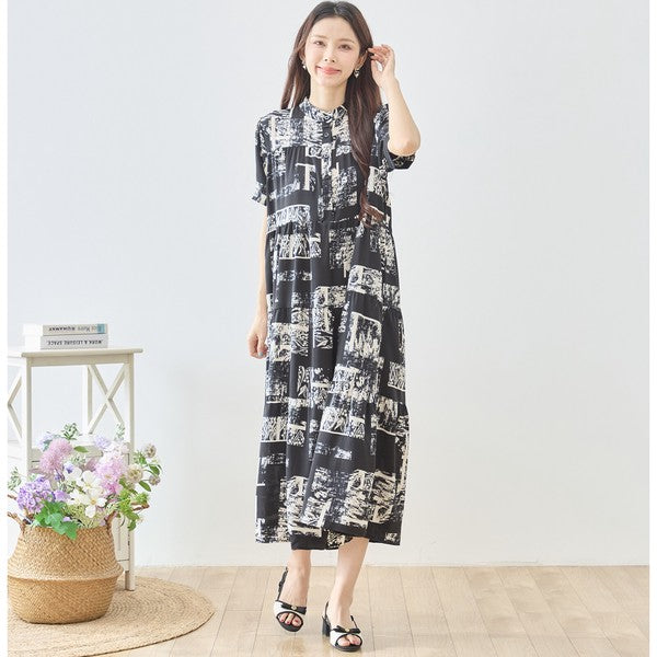 Mikonosublue Storeのモノトーンアート柄バンドカラーティアードマキシワンピースを着用した女性