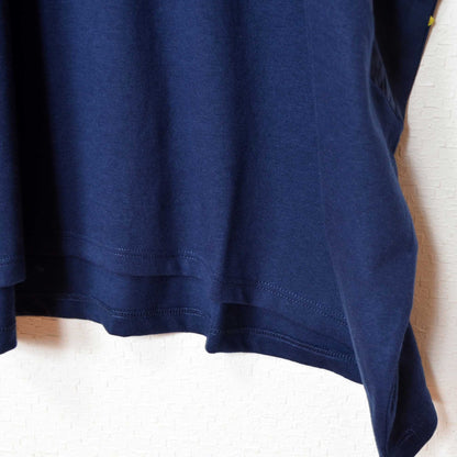 Mikonosublue Storeのネイビーの綿100%Tシャツ。前後差のある裾と異素材切替が特徴のビッグシルエット。
