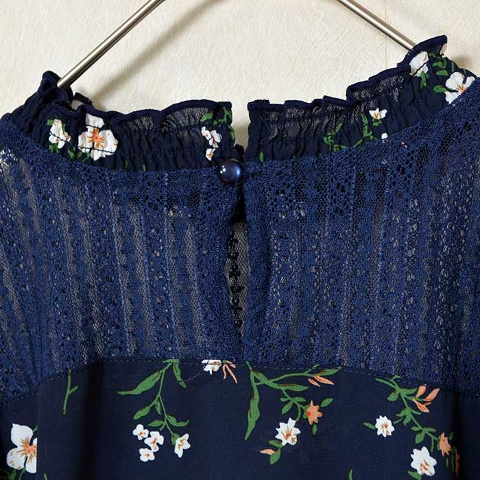 Mikonosublue Storeのネイビー花柄ジョーゼットブラウス。デコルテに繊細なレースをあしらった上品なデザイン。
