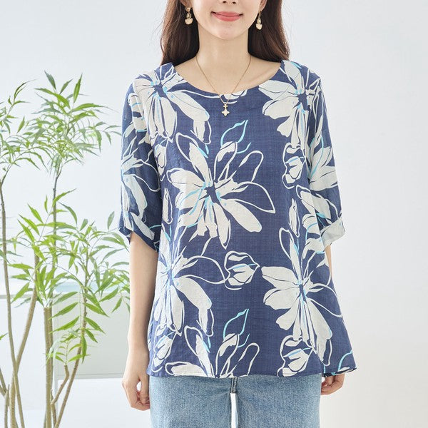 Mikonosublue Storeのネイビー地に白い大きな花柄がプリントされた綿100%のゆったりとしたドルマンスリーブトップス