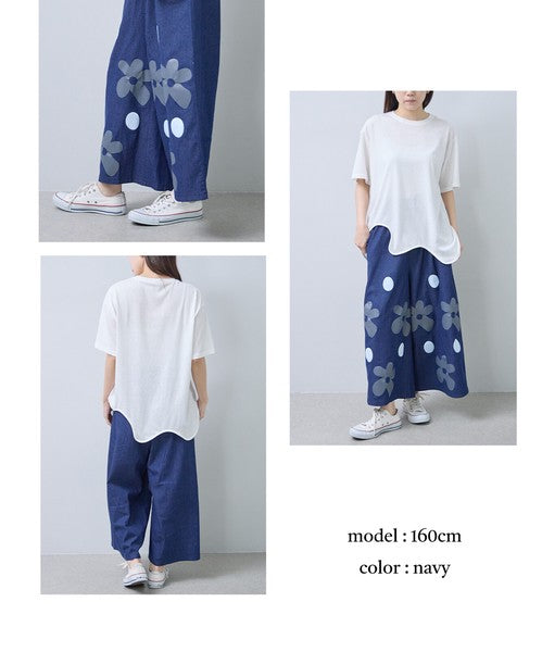 Mikonosublue Storeのネイビーワイドパンツ。フラワーとドット柄がプリントされた綿混素材の涼しい夏用パンツ。