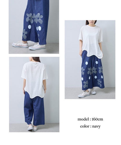 Mikonosublue Storeのネイビーワイドパンツ。フラワーとドット柄がプリントされた綿混素材の涼しい夏用パンツ。