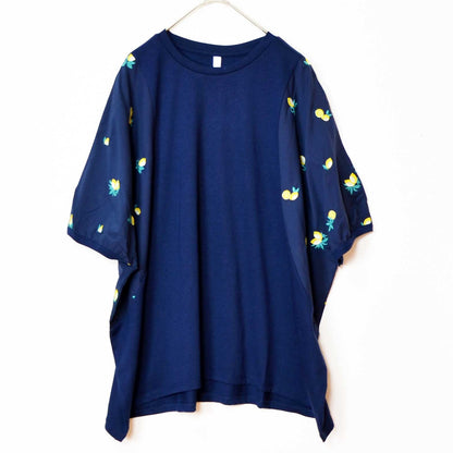 Mikonosublue StoreのネイビーのビッグサイズTシャツ。袖にレモンの総刺繍が施された異素材切替の五分袖トップス。