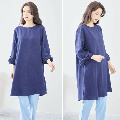 Mikonosublue Storeの袖リボンが可愛いネイビーのAラインチュニックワンピース。ゆったりとしたシルエットで体型カバーも叶う七分袖の大人フェミニンな一枚。