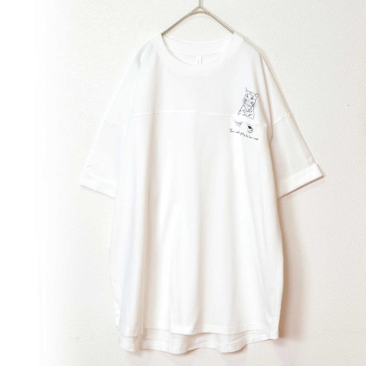 Mikonosublue Storeの猫プリントが可愛い、ゆったりとしたシルエットの白い綿100%チュニックTシャツ