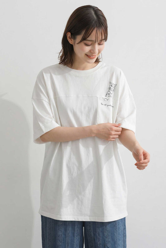 Mikonosublue Storeの猫プリントが可愛いゆったりとした白い綿100%のチュニックTシャツを着た女性