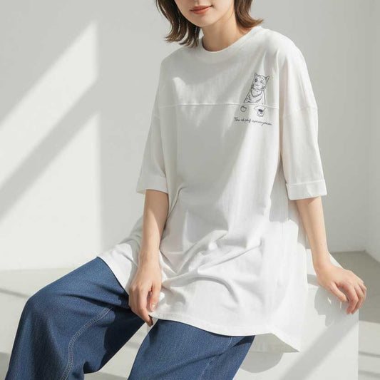 Mikonosublue Storeの猫プリントが可愛い白の綿100%チュニックTシャツ。ゆったりとしたドロップショルダーで前後差のある裾が特徴。
