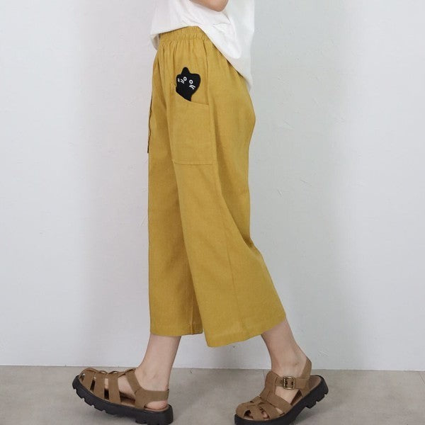 Mikonosublue Storeの猫ワッペン付きマスタードイエローのインド綿ワイドパンツ。ウエストゴムでゆったりとしたシルエット