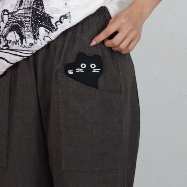 Mikonosublue Storeの猫ワッペン付きポケットが可愛いダークグレーのインド綿ワイドパンツ