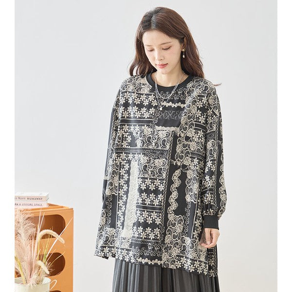 Mikonosublue Storeのモノトーン花柄パッチワーク風チュニック。ゆったりとしたドロップショルダーとリブ袖が特徴の長袖プルオーバー