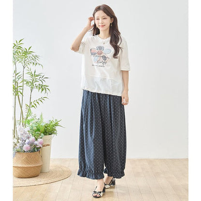Mikonosublue Storeのピンドット柄ワイドパンツ。裾のフリルとゆったりしたシルエットが特徴のポリエステル製ボトムス