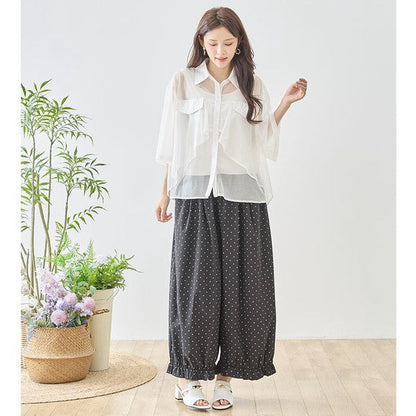 Mikonosublue Storeのピンドット柄ワイドパンツ。裾のフリルが特徴的なゆったりとしたシルエットで、体型カバーも叶える大人可愛いポリエステル素材のボトムス。