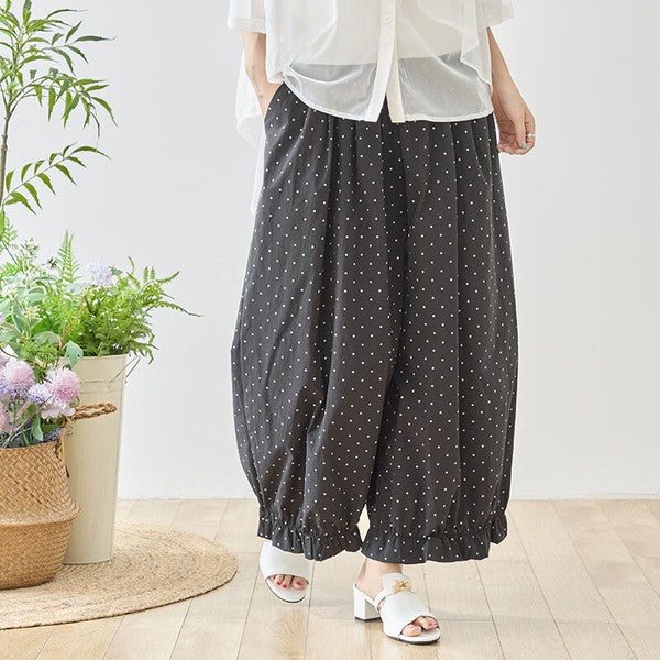 Mikonosublue Storeのピンドット柄ワイドパンツ。裾のフリルとゆったりしたシルエットが特徴のポリエステル製ボトムス。