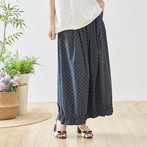 Mikonosublue Storeのネイビー地に白のピンドット柄が上品な、裾フリル付きワイドパンツ。ゆったりとしたシルエットで体型カバーも叶うフェミニンなボトムス。