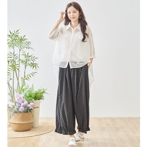 Mikonosublue Storeのピンドット柄ワイドパンツ。裾のフリルが特徴のゆったりとしたポリエステル製ボトムス。