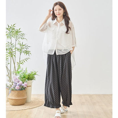 Mikonosublue Storeのピンドット柄ワイドパンツ。裾のフリルが特徴のゆったりとしたポリエステル製ボトムス。