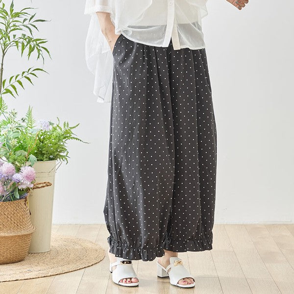 Mikonosublue Storeのピンドット柄ワイドパンツ。裾にギャザーフリルをあしらったポリエステル素材のゆったりとしたシルエット。