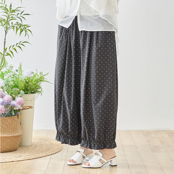 Mikonosublue Storeのピンドット柄ワイドパンツ。裾のギャザーフリルが特徴的な、ゆったりとしたシルエットのネイビー系ボトムス。
