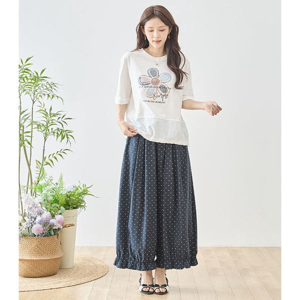 Mikonosublue Storeのネイビーのピンドット柄ワイドパンツ。裾にギャザーフリルをあしらったゆったりとしたシルエットで、体型カバーも叶う大人可愛いデザイン。