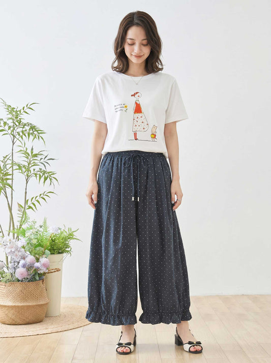 Mikonosublue Storeのピンドット柄ワイドパンツ。裾のギャザーフリルが特徴的なネイビーのポリエステル製パンツを着用したモデル。