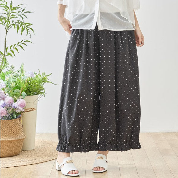 Mikonosublue Storeのピンドット柄ワイドパンツ。裾のギャザーフリルが特徴的な、ゆったりとしたシルエットのポリエステル製パンツ。