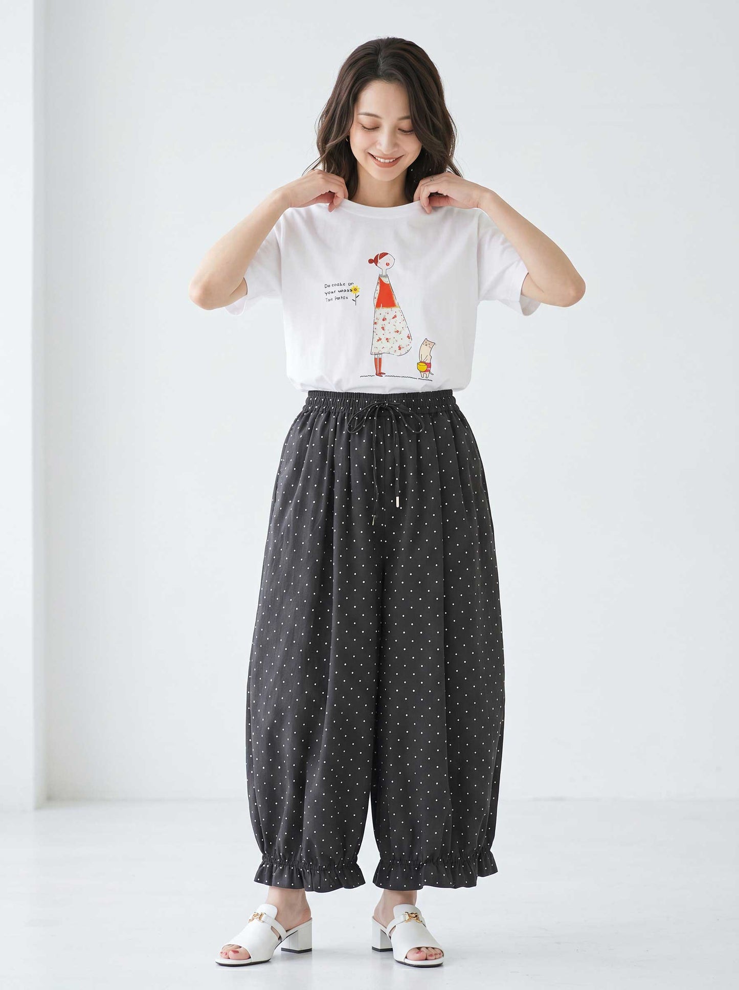 Mikonosublue Storeのピンドット柄ワイドパンツ。裾フリルが可愛いポリエステル素材のゆったりとした体型カバーパンツ