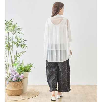 Mikonosublue Storeのピンドット柄ワイドパンツ。裾のフリルが特徴的なゆったりとしたシルエットのボトムス