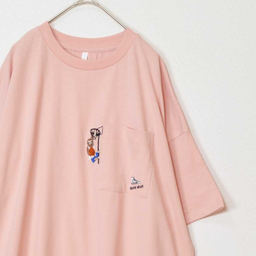Mikonosublue Storeのピンク色の綿100%半袖Tシャツ。胸ポケットにバスケをする動物の刺繍が施されたゆったりとしたドロップショルダーデザイン。