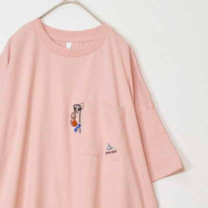 Mikonosublue Storeのピンク色の綿100%半袖Tシャツ。胸ポケットにバスケをする動物の刺繍が施されたゆったりとしたドロップショルダーデザイン。