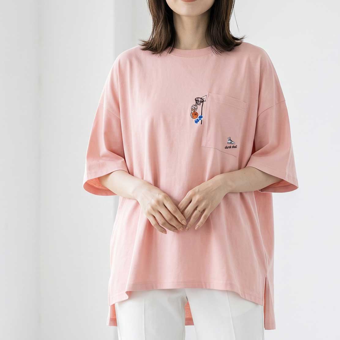 Mikonosublue Storeのピンク色の綿100%半袖Tシャツ。胸ポケットにバスケをする動物の刺繍があり、ゆったりとしたドロップショルダーのシルエット。