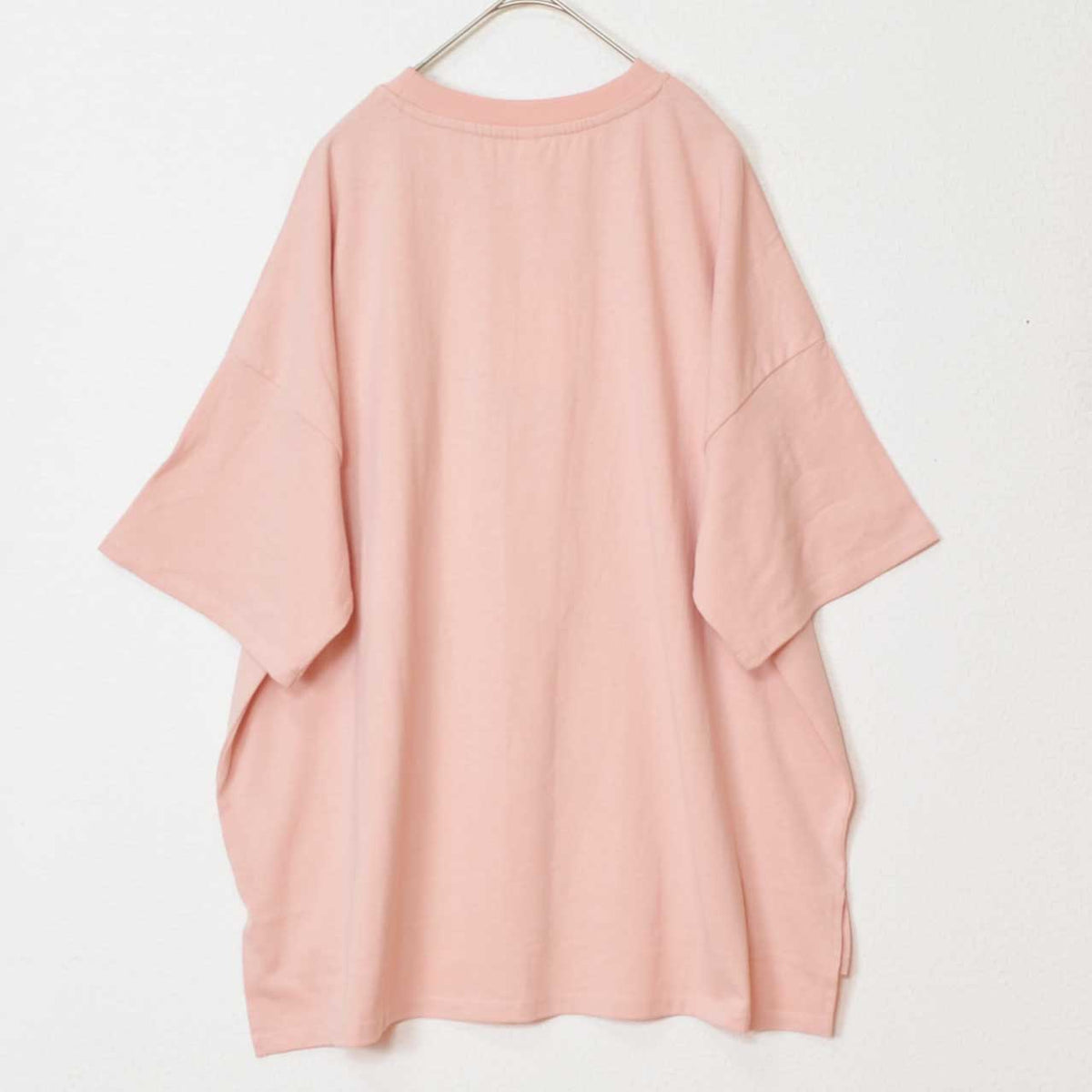 Mikonosublue Storeのピンク色のゆったりとした綿100%半袖Tシャツ、後ろ姿
