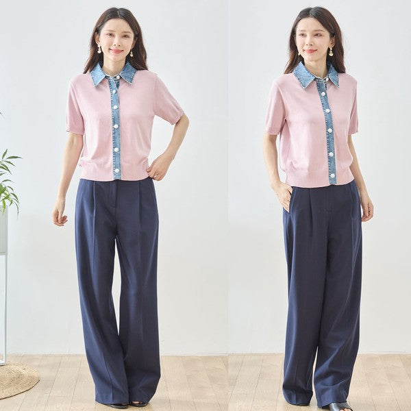 Mikonosublue Storeのデニム襟と前立てが特徴的なピンクの半袖サマーニットカーディガンを着用した女性