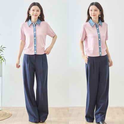Mikonosublue Storeのデニム襟と前立てが特徴的なピンクの半袖サマーニットカーディガンを着用した女性