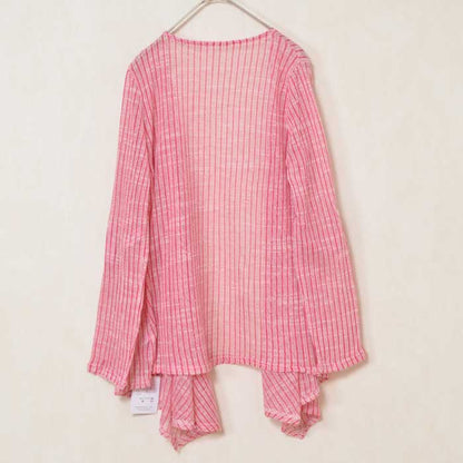 Mikonosublue Storeのピンク色のストライプ編みニットソー素材の薄手トッパーカーディガン、後ろ姿