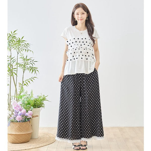 Mikonosublue Storeのポルカドット柄ワイドパンツ。裾に白いクロシェレースをあしらった黒のゆったりとしたシルエット。