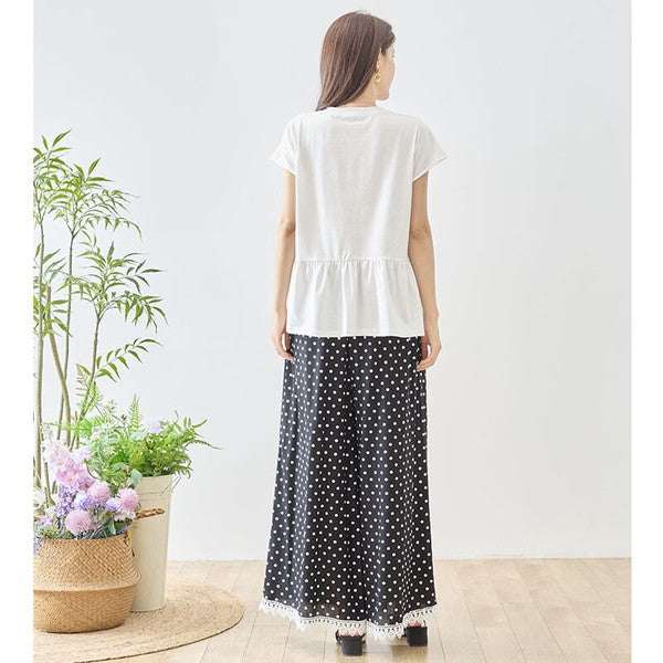 Mikonosublue Storeのポルカドット柄ワイドパンツ。裾に白いクロシェレースをあしらった黒のゆったりとしたシルエット。