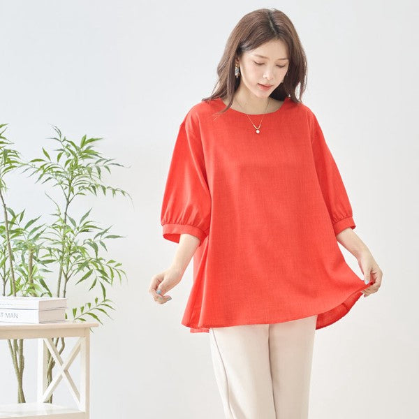 Mikonosublue Storeの鮮やかな赤色の5分袖Aライントップス。ゆったりとしたシルエットで二の腕をカバーし、さらりとした素材感が夏に最適。