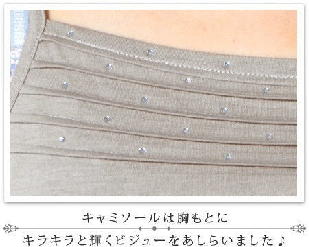 Mikonosublue Storeのラインストーンが胸元に施されたベージュのキャミソール