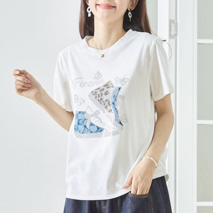 Mikonosublue Storeのラインストーンと異素材パッチワークのスニーカー柄が施された、ゆったりとした着心地の白い半袖コットンTシャツ