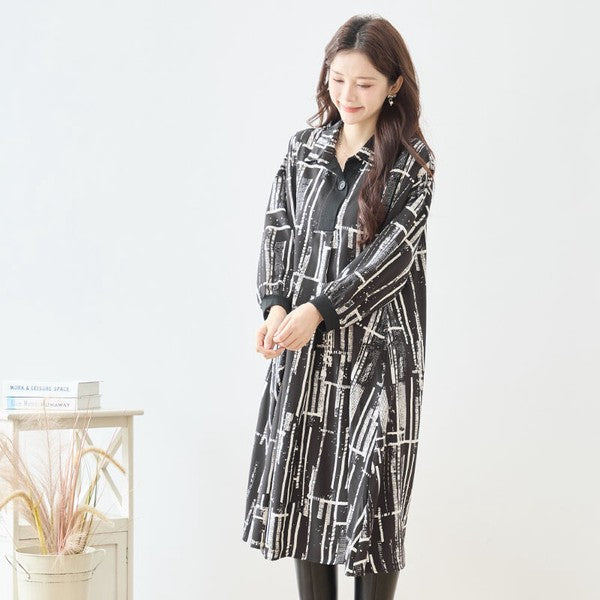 Mikonosublue Storeのスクリブル総柄スキッパー襟ワンピース。黒地に白の落書き風プリントが特徴のゆったりとしたフレアシルエット。