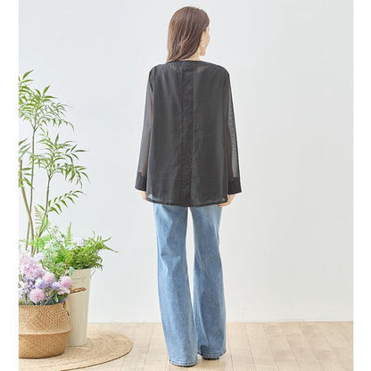 Mikonosublue Storeのバックロング丈シアーレースジャケット。透け感のある黒の異素材切替デザインで、デニムと合わせた後ろ姿。