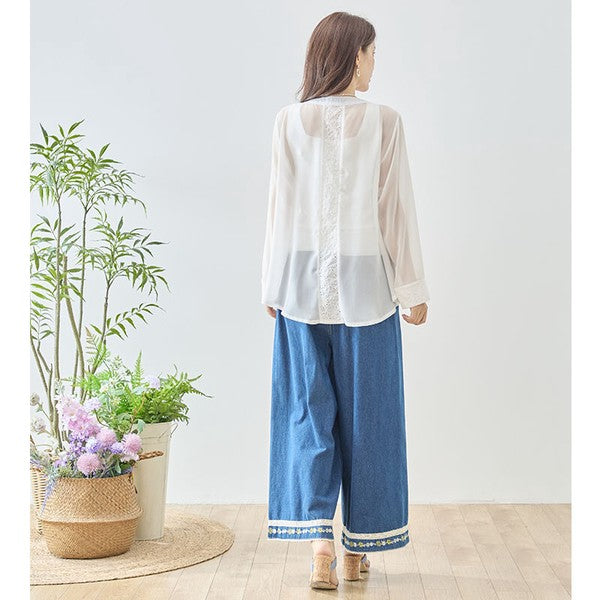 Mikonosublue Storeのバックロング丈シアーレースジャケット。ホワイトの透け感ある素材とカットワークレースが特徴のライトアウター。