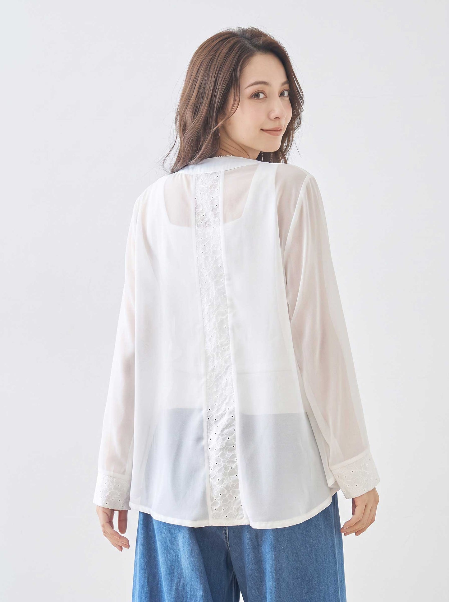 Mikonosublue Storeのバックロング丈シアーレースジャケット。ホワイトの透け感ある素材にカットワークレースを施したフェミニンなライトアウター。