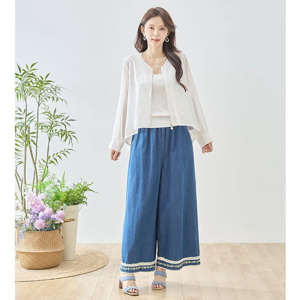 Mikonosublue Storeのシアー素材とフラワーカットワークレースを組み合わせた、パールボタン付きのホワイト系ライトアウタージャケット