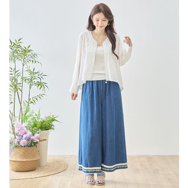 Mikonosublue Storeの白いシアーレースジャケット。フラワーカットワークとパールボタンが特徴のバックロング丈ライトアウター。