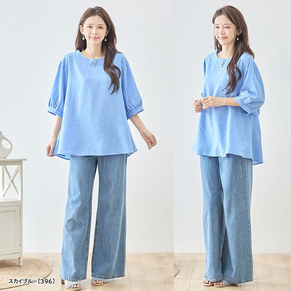 Mikonosublue Storeのスカイブルーのバックフリルトップス。ゆったりとしたAラインシルエットと5分袖で二の腕をカバーする、夏に最適なきれいめカジュアルスタイル。